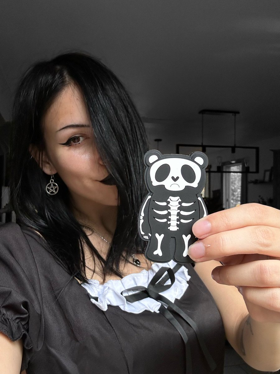 VampireFreaks's tweet photo. The adorable @sarahlashe showing off our Grumpy Bones Bear Rubber Magnet!
#GrumpyBonesBear #SpookyMagnet #GothHomeDecor #Gothic #Goth #vampirefreaks https://t.co/UGyEd2MXl6