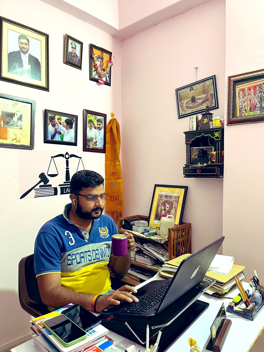 Attorney_sandip's tweet photo. लकीरों से बाहर पैर तभी आते हैं
जब सपनें जिद में बदल जाते हैं … #lawyerslife #nightduty #chamberwork #lucknowuniversity #lucknowhighcourt #awadhbar https://t.co/P6MYvnZn5j