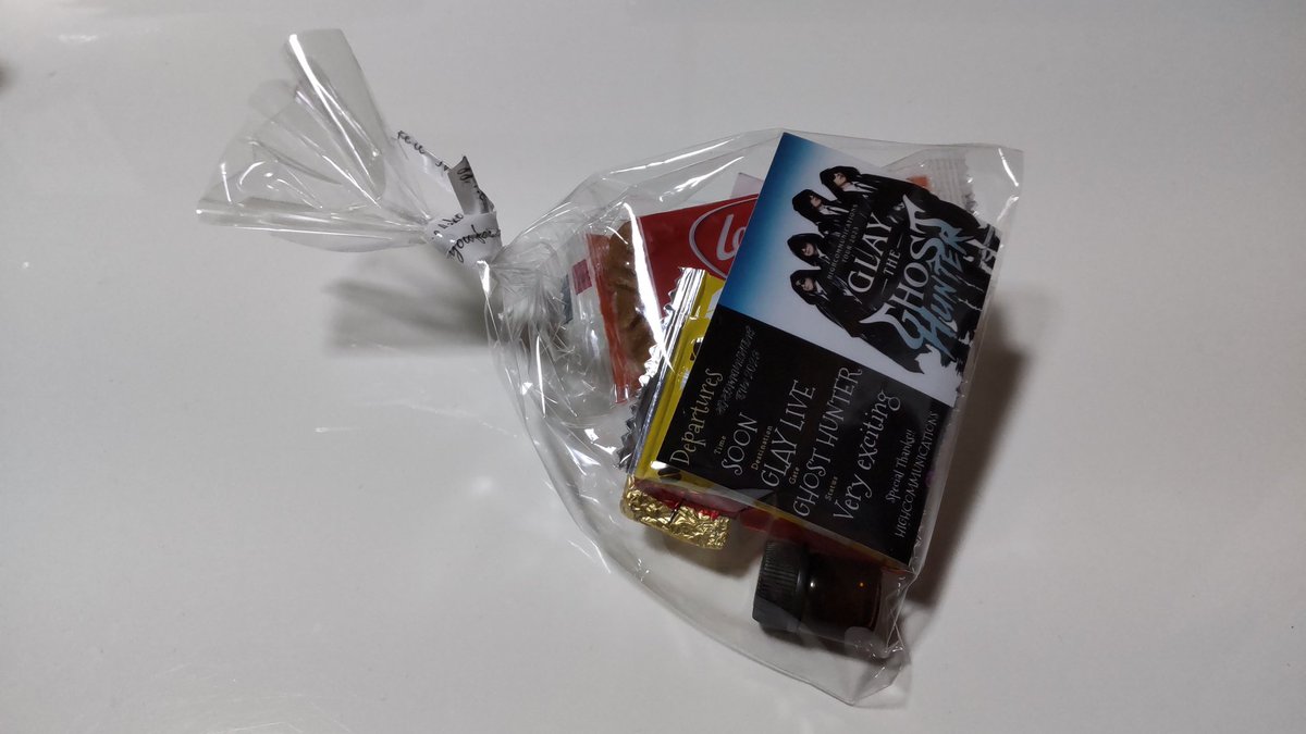 verossa43's tweet photo. 【今日のイッピン】
19日はたまでGLAYのライブでした😆こちらはハイコミ品。caracoさん、有り難うございます。「HIGH COMMUNICATION」という曲があってGLAYER(ファンの呼称)同士のご挨拶のアイテムなんです😋
#GLAY
#GLAYER
#ハイコミ
#HIGHCOMMUNICATION
#THEGHOSTHUNTER
#今日のイッピン https://t.co/tx8cgg1cq2