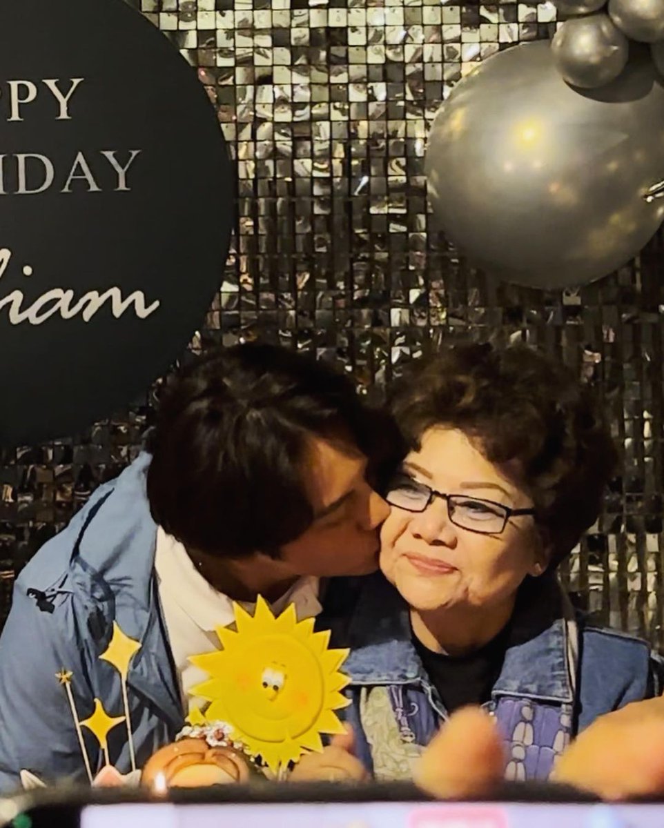 Kan_yutakan's tweet photo. 《11.21》🎂HBD! ครบ 37ขวบปี💕ขออวยพรให้เฮียและคุณแม่มีความสุข สุขภาพแข็งแรง มีผลงานออกมาให้ชื่นชมตลอดๆ😁

#1121HBDWilliamChan
#WilliamChan #เฉินเหว่ยถิง
#williamchanwaiting https://t.co/qKCyyyrjTD