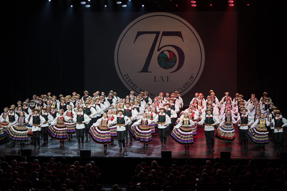 csklublin's tweet photo. 💃🕺 Za nami Brylantowy Jubileusz 75-lecia Zespołu Pieśni i Tańca „ Lublin” im. Wandy Kaniorowej. Na scenie wystąpiło blisko 700 obecnych oraz byłych członków zespołu, którzy oczarowali zgromadzonych w #SalaOperowaCSK gości.
#Lublin #Kaniorowa #ZPiT #ZespółPieśniiTańca https://t.co/pj7q9fBLiC