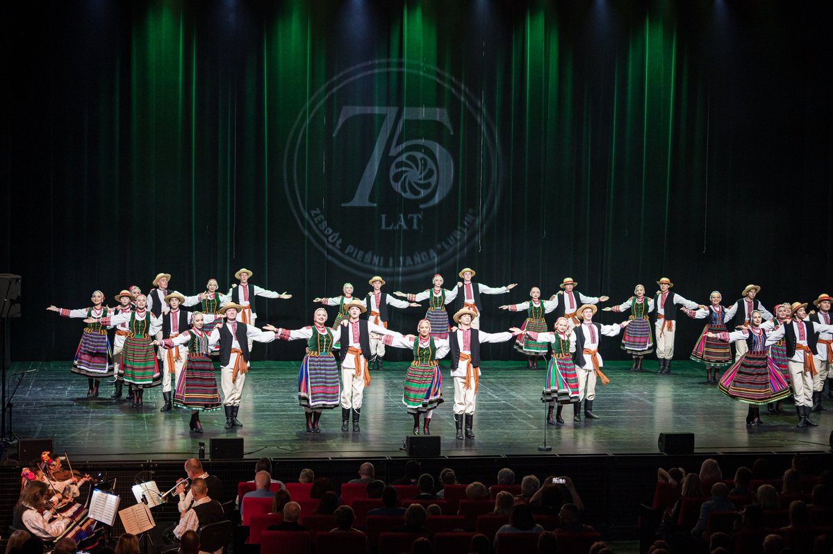 csklublin's tweet photo. 💃🕺 Za nami Brylantowy Jubileusz 75-lecia Zespołu Pieśni i Tańca „ Lublin” im. Wandy Kaniorowej. Na scenie wystąpiło blisko 700 obecnych oraz byłych członków zespołu, którzy oczarowali zgromadzonych w #SalaOperowaCSK gości.
#Lublin #Kaniorowa #ZPiT #ZespółPieśniiTańca https://t.co/pj7q9fBLiC