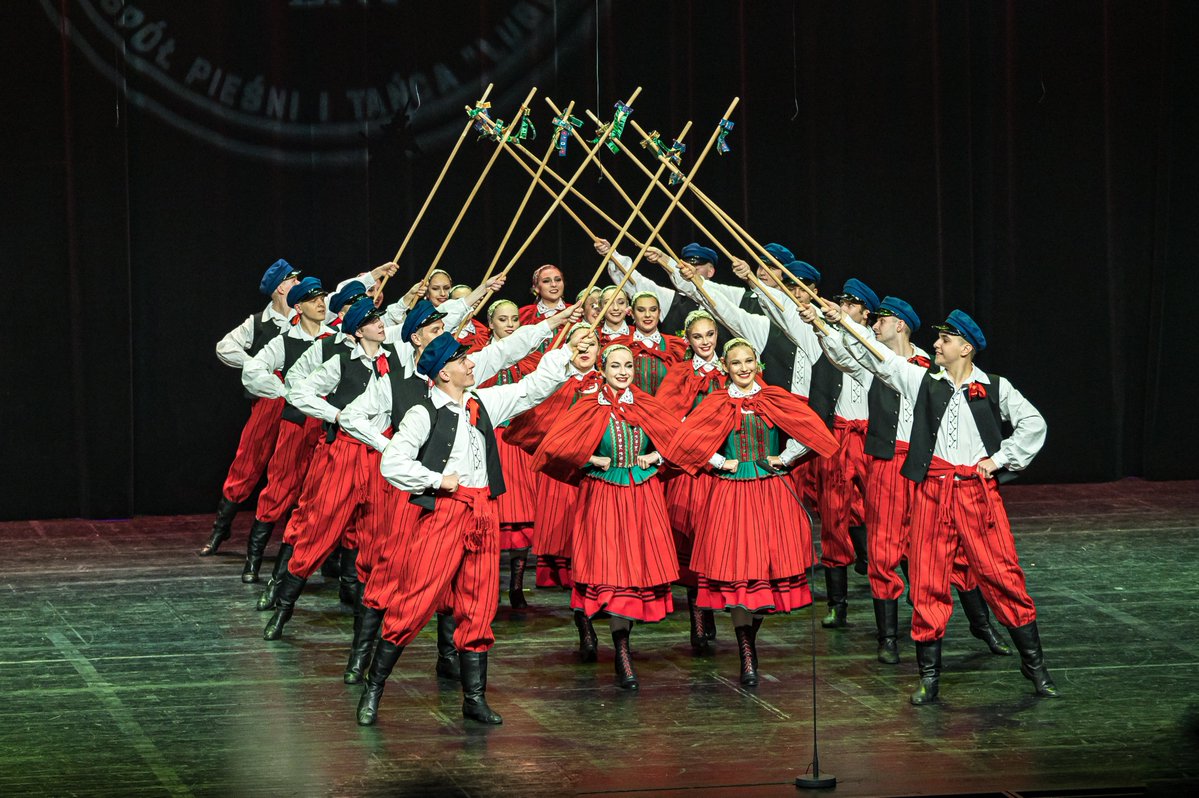 csklublin's tweet photo. 💃🕺 Za nami Brylantowy Jubileusz 75-lecia Zespołu Pieśni i Tańca „ Lublin” im. Wandy Kaniorowej. Na scenie wystąpiło blisko 700 obecnych oraz byłych członków zespołu, którzy oczarowali zgromadzonych w #SalaOperowaCSK gości.
#Lublin #Kaniorowa #ZPiT #ZespółPieśniiTańca https://t.co/pj7q9fBLiC