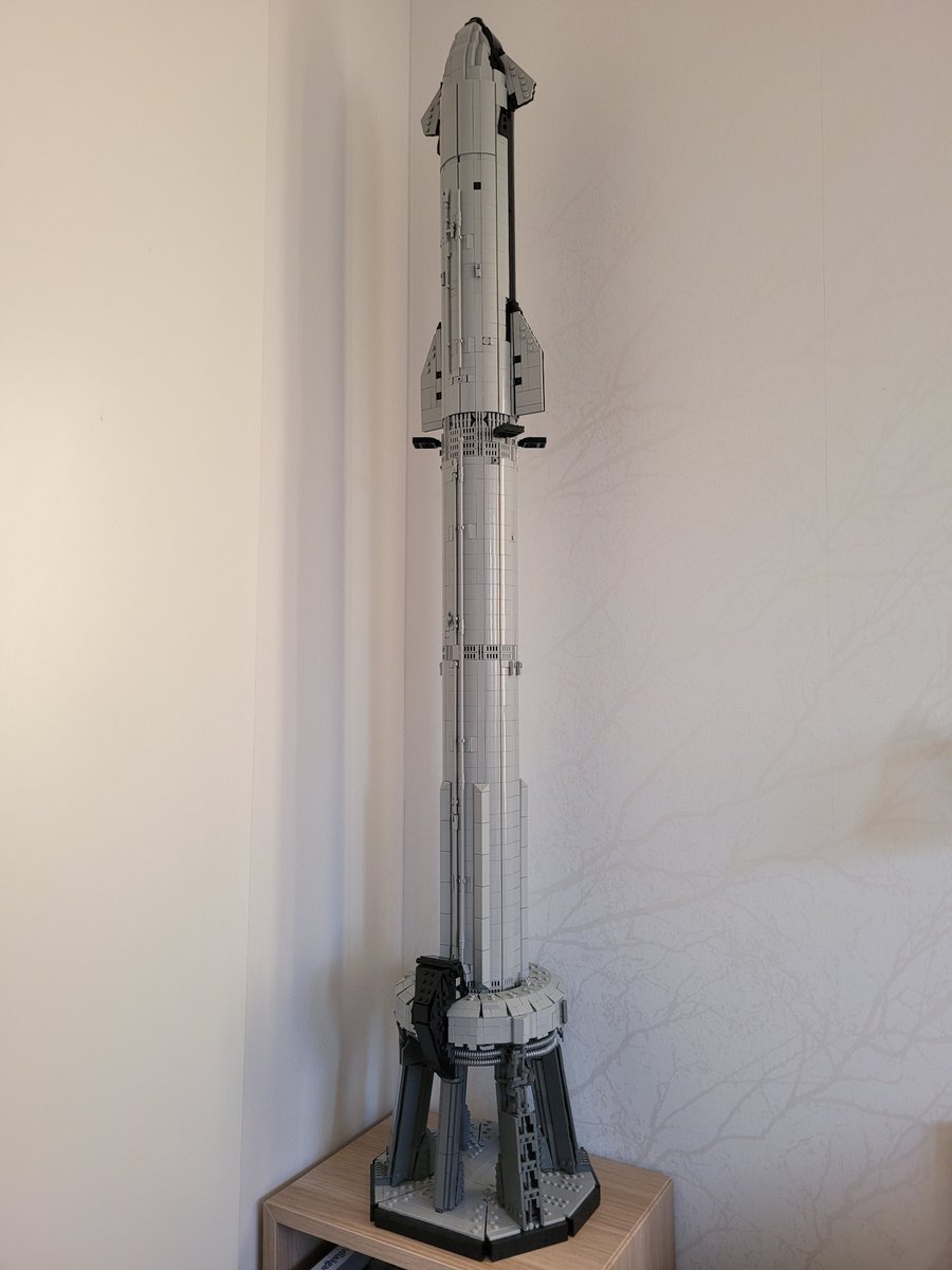 0rig0_bricks's tweet image. Celebrate Saturday&apos;s #Starship launch by building your own 1:110 scale #LEGO S25 &amp;amp; B9 model!🚀

The model can be staged, and features rotating flaps and grid fins, and internal details like tank domes and header tanks.

Get your building instructions here:
rocketbricks.space/products/stars…