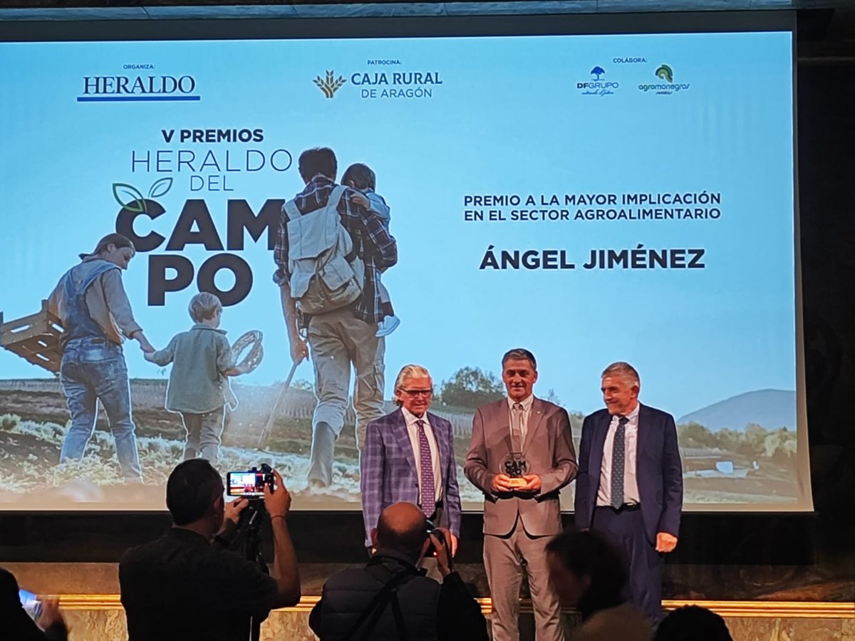 Coiaanpv's tweet photo. 🆕🏆 Ayer nuestro decano Ángel Jiménez recibió el #galardón a la mayor implicación en el sector #agroalimentario de los #VPremiosHeraldoDelCampo, de @heraldoes celebrados en la @CajaRuralAragon. https://t.co/btHt7gpJER