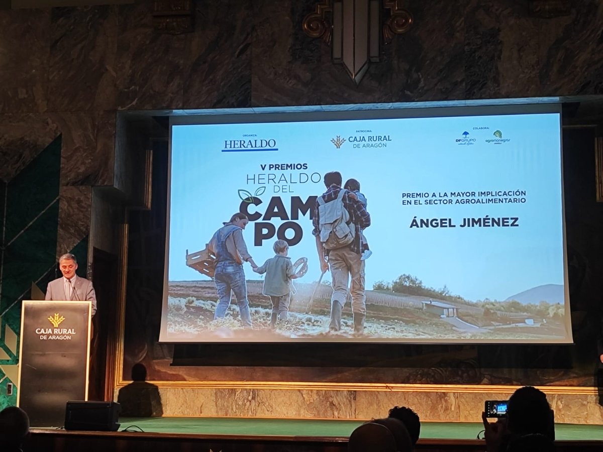 Coiaanpv's tweet photo. 🆕🏆 Ayer nuestro decano Ángel Jiménez recibió el #galardón a la mayor implicación en el sector #agroalimentario de los #VPremiosHeraldoDelCampo, de @heraldoes celebrados en la @CajaRuralAragon. https://t.co/btHt7gpJER