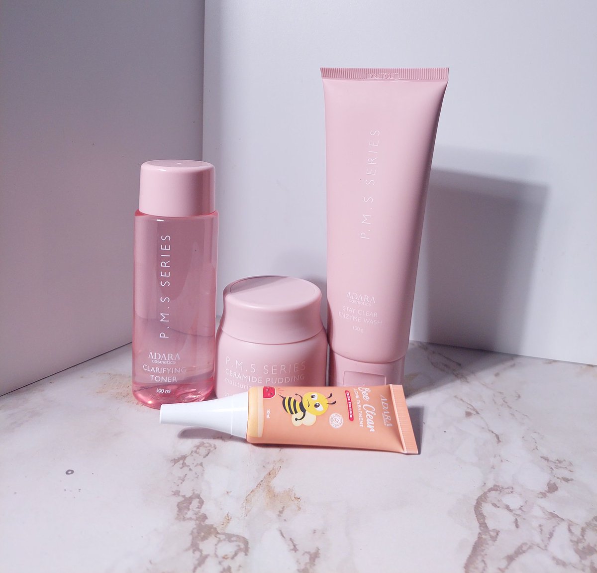rurulistyana's tweet photo. Siapa disini kalau mo PMS pasti nongol jerawat? Wajar lah ya hormon soalnya. Kali ini aku mau share review ya kurang lebih 2minggu ini pakai basic skincare PMS Series dari @Adara_ID
#PMSnoWorries #ProtectMySkin https://t.co/lXhIt1eTfj