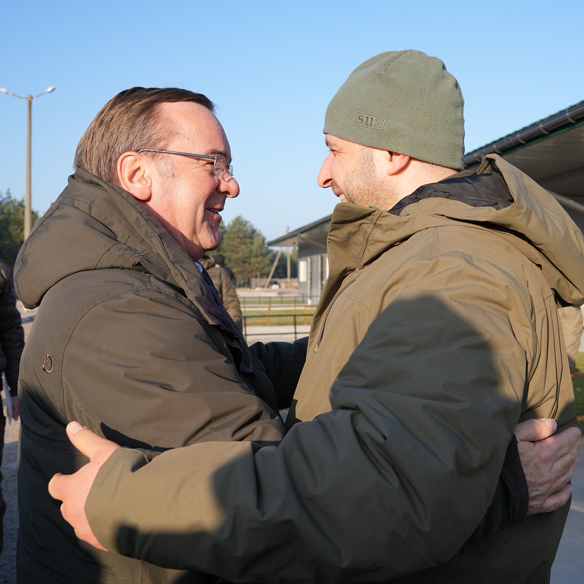 Verteidigungsminister Pistorius und sein ukrainischer Amtskollege Umerov umarmen sich zur Begrüßung.  Авторство: Бундесвер/Шлаг