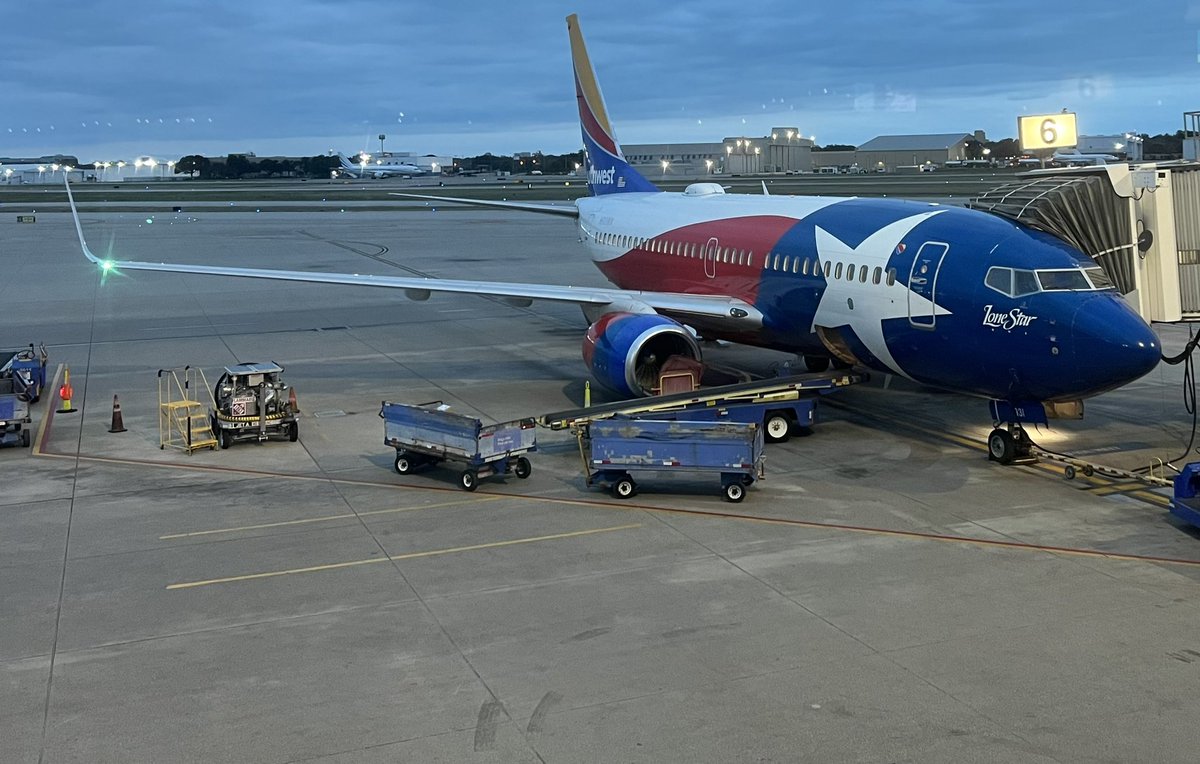 musicmaker1994's tweet photo. @SouthwestAir  first time seeing Lone star!! Beautiful work 💛♥️💙 https://t.co/o1TmlbE0VZ