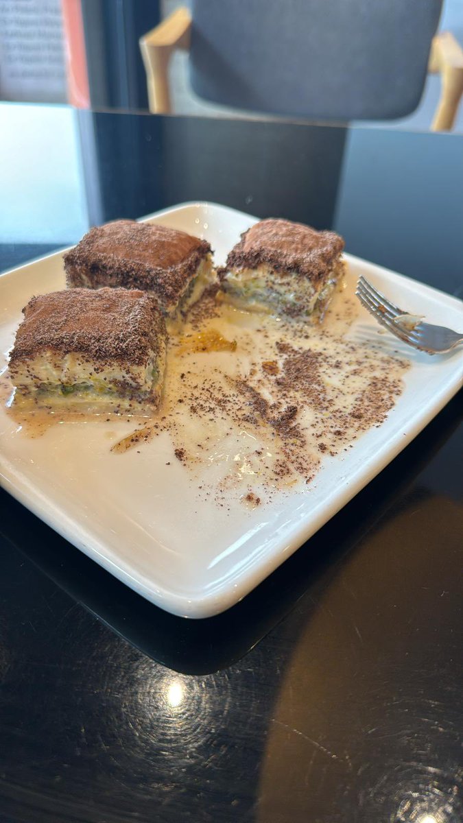 2 gündür tek takılıyorum. Kendime soğuk baklava ısmarladım şimdi de