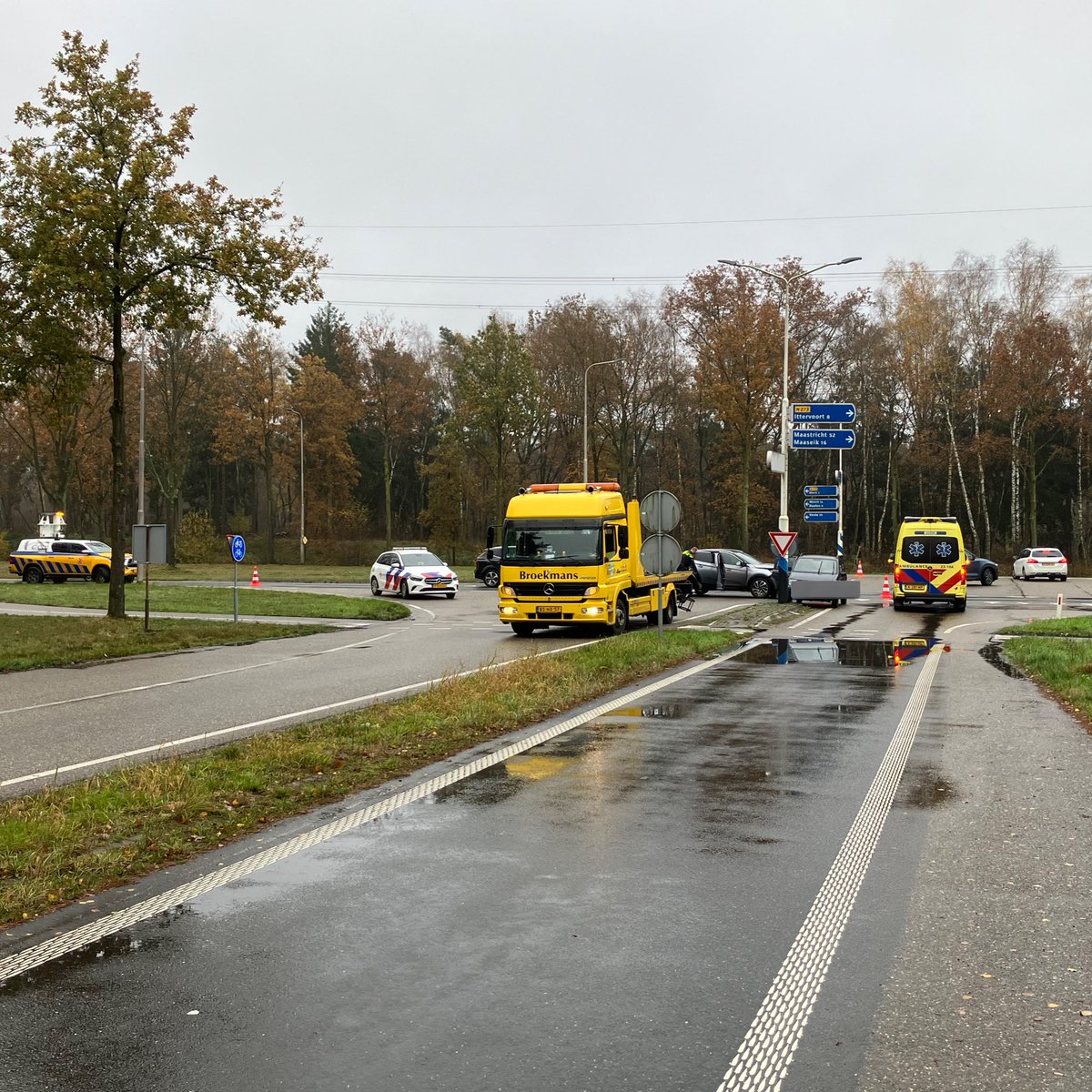 WIS_Limburg's tweet photo. Door een aanrijding met letsel zijn de toerit en afrit #N280 ri. #N273 naar Roermond dicht. Verkeer kan lokaal omrijden. Hulpdiensten zijn ter plaatsen om zich over de slachtoffers te ontfermen.🚑❌^Wis Peter/Joep @RWSverkeersinfo https://t.co/n47tuaUnjx
