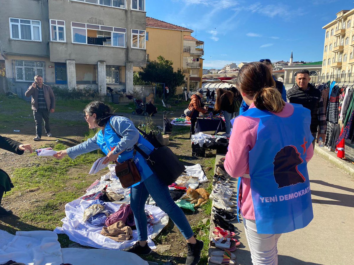 ydkresmi's tweet photo. Kadıköy Salı Pazarı ve Gazi Mahallesi’ndeki bildiri dağıtımlarında kadınlara 25 Kasım’da Mecidiyeköy’de buluşma ve örgütlenme çağrıları yaptık. https://t.co/BxsHeL0SDz