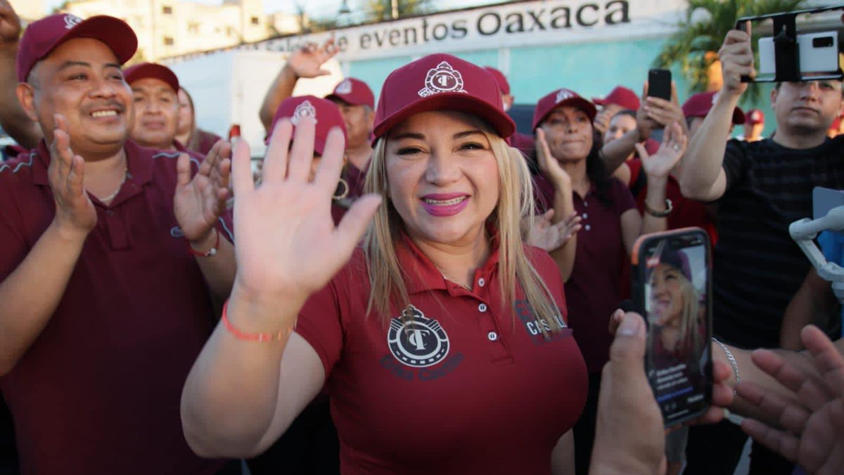 VigiaCiudadano7's tweet photo. El cierre de campaña de @_ErikaCastillo en el Salón Oaxaca estuvo hasta reventar!, las muestras de apoyo del gremio Taxista no cesaron durante todo el evento, sin lugar a dudas sería un gran cambio para @TaxistasCancun 
25 Nov #PlanillaGuinda https://t.co/iP16rVQzSH