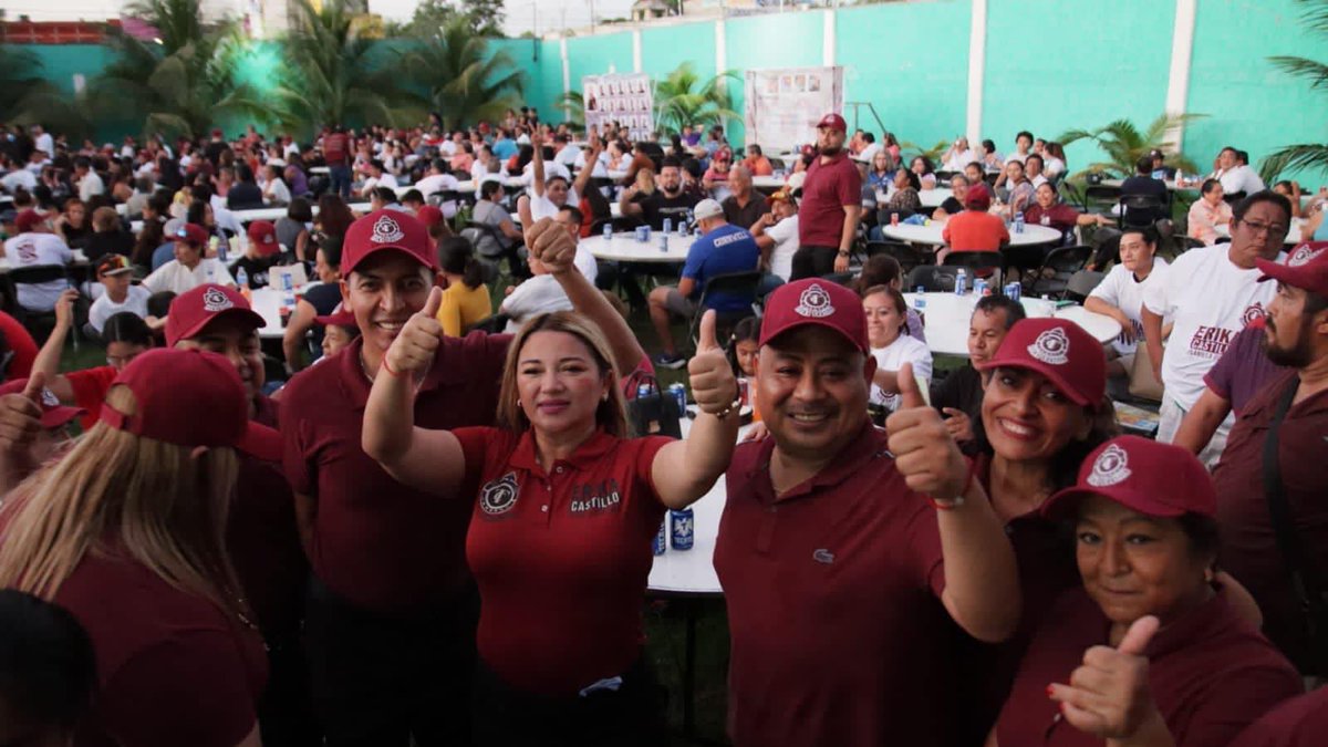 VigiaCiudadano7's tweet photo. El cierre de campaña de @_ErikaCastillo en el Salón Oaxaca estuvo hasta reventar!, las muestras de apoyo del gremio Taxista no cesaron durante todo el evento, sin lugar a dudas sería un gran cambio para @TaxistasCancun 
25 Nov #PlanillaGuinda https://t.co/iP16rVQzSH