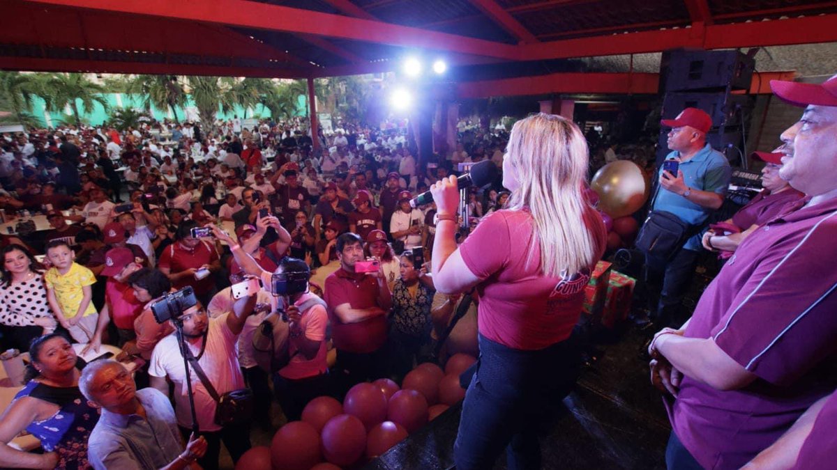 El cierre de campaña de <a href="/_ErikaCastillo/">Erika Castillo Acosta</a> en el Salón Oaxaca estuvo hasta reventar!, las muestras de apoyo del gremio Taxista no cesaron durante todo el evento, sin lugar a dudas sería un gran cambio para <a href="/TaxistasCancun/">Taxistas Cancún</a> 
25 Nov #PlanillaGuinda