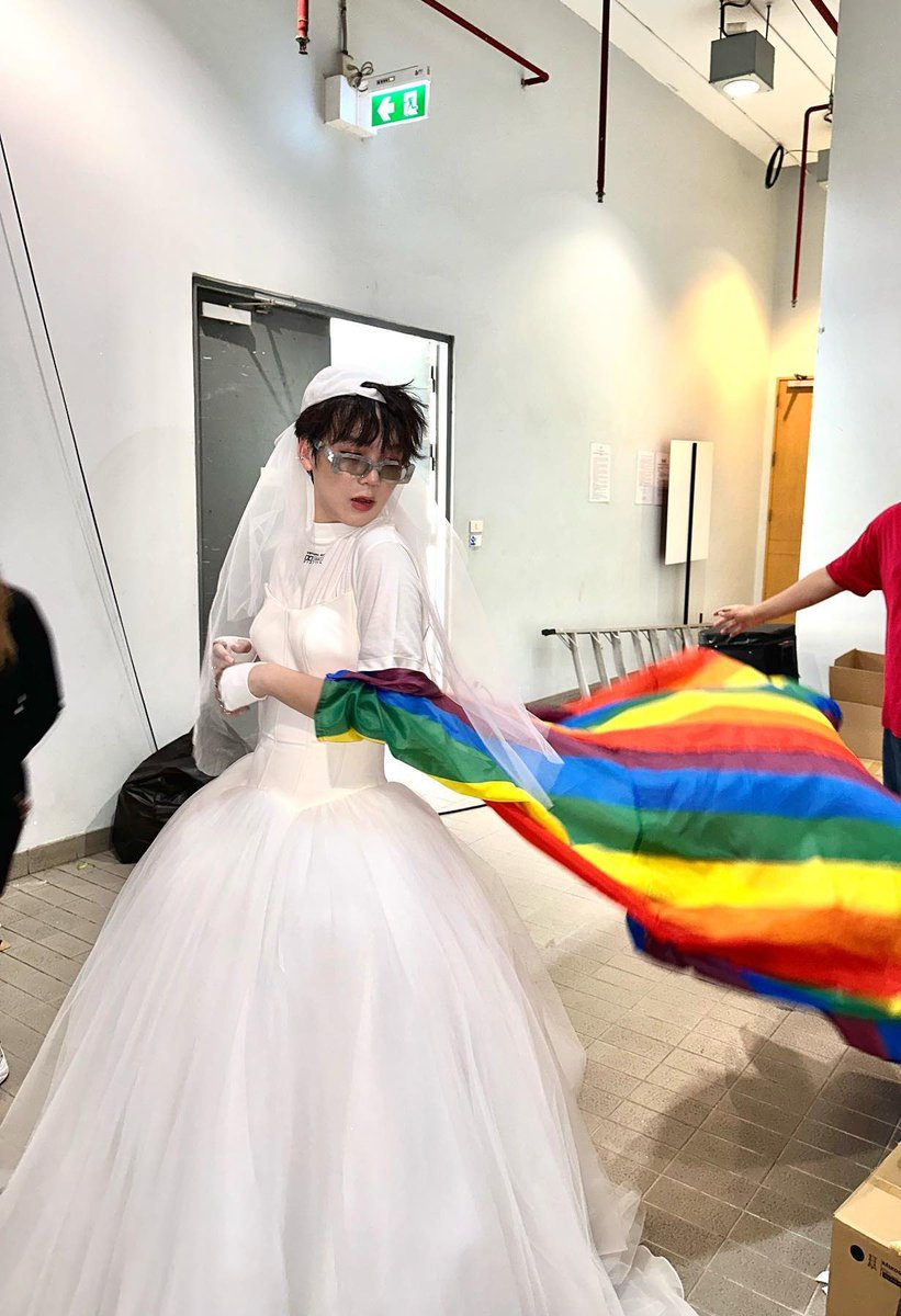 55Oceano's tweet photo. Tailândia finalmente aprovando a lei de igualdade no casamento me fez lembrar dessa cena icônica de Not Me e das fotos dos nossos divos
UMA VITÓRIA! ❤️ https://t.co/iv19C9uFAX