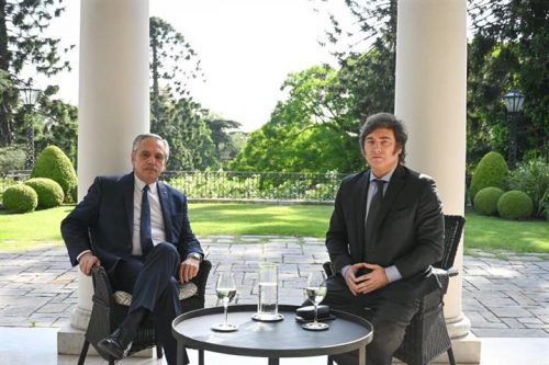 nestorestevez's tweet image. El presidente argentino, Alberto Fernández, recibió al mandatario electo, Javier Milei.
He aquí una imagen que "habla" (y mucho).
Dos conclusiones preliminares:
1.- El lenguaje no verbal es poderosísimo.
2.- Milei y Argentina apuntan a seguir dando muchos motivos para hablar.