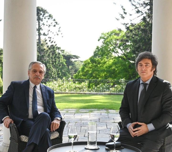 Criptoyes's tweet image. Javier milei con Alberto Fernández en la quinta de olivos preparando la transición 🇦🇷🙌🏻