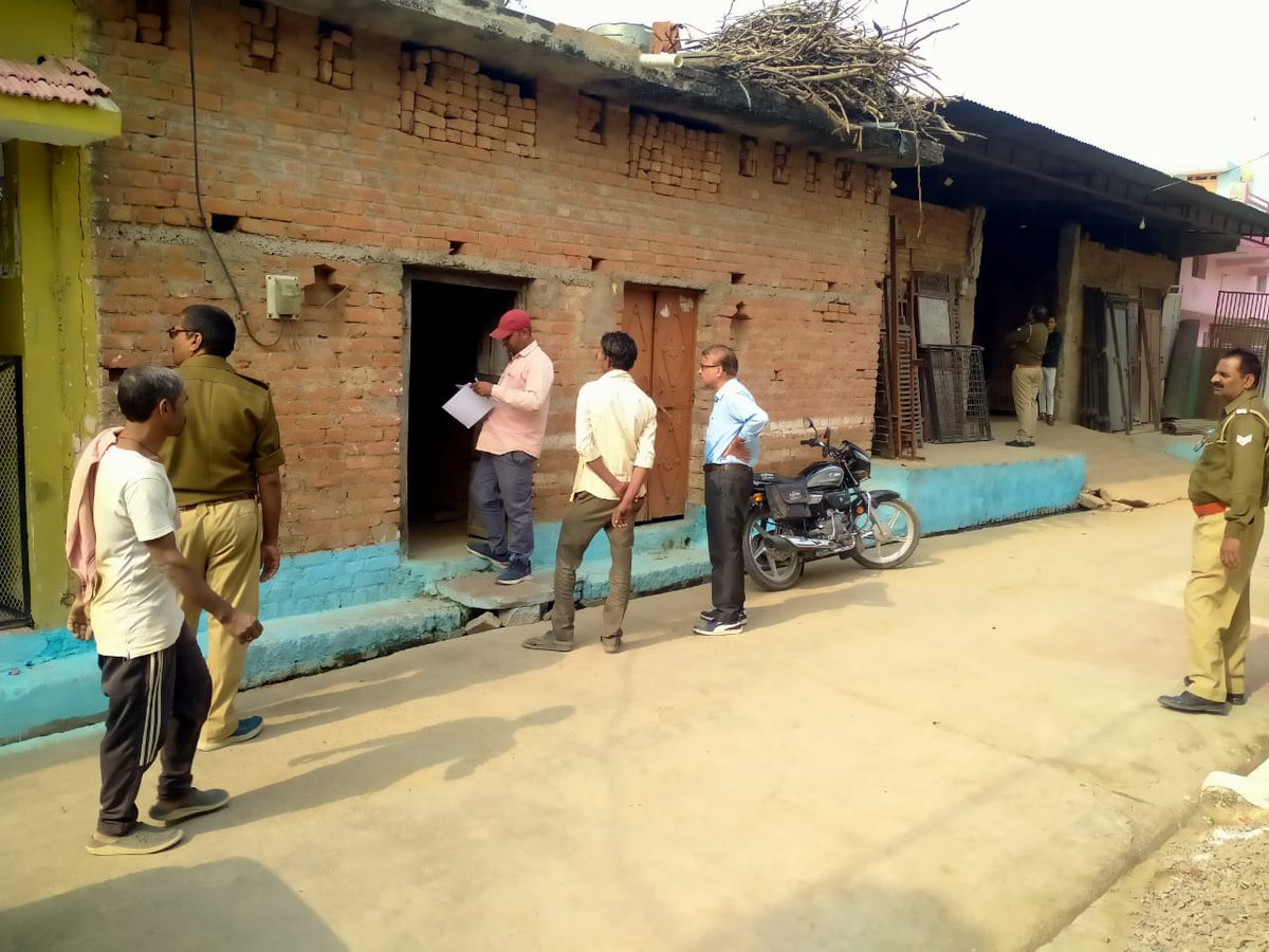 dvvnlmahoba's tweet photo. अधिशाषी अभियन्ता (सं०),वि०वि०मण्डल,महोबा द्वारा प्रवर्तन दल के साथ वि०वि०ख०-।।,महोबा के  अंतर्गत कुलपहाड़ मे विधुत चोरी के फलस्वरुप शमन वाले प्रकरणों मे OTS योजना के अंतर्गत उपभोक्ताओं को लाभान्वित करने के लिए घर घर जाकर उपभोक्ताओं से संपर्क कर एक मुश्त समाधान योजना के बारे मे_ https://t.co/IWT68qI3ew