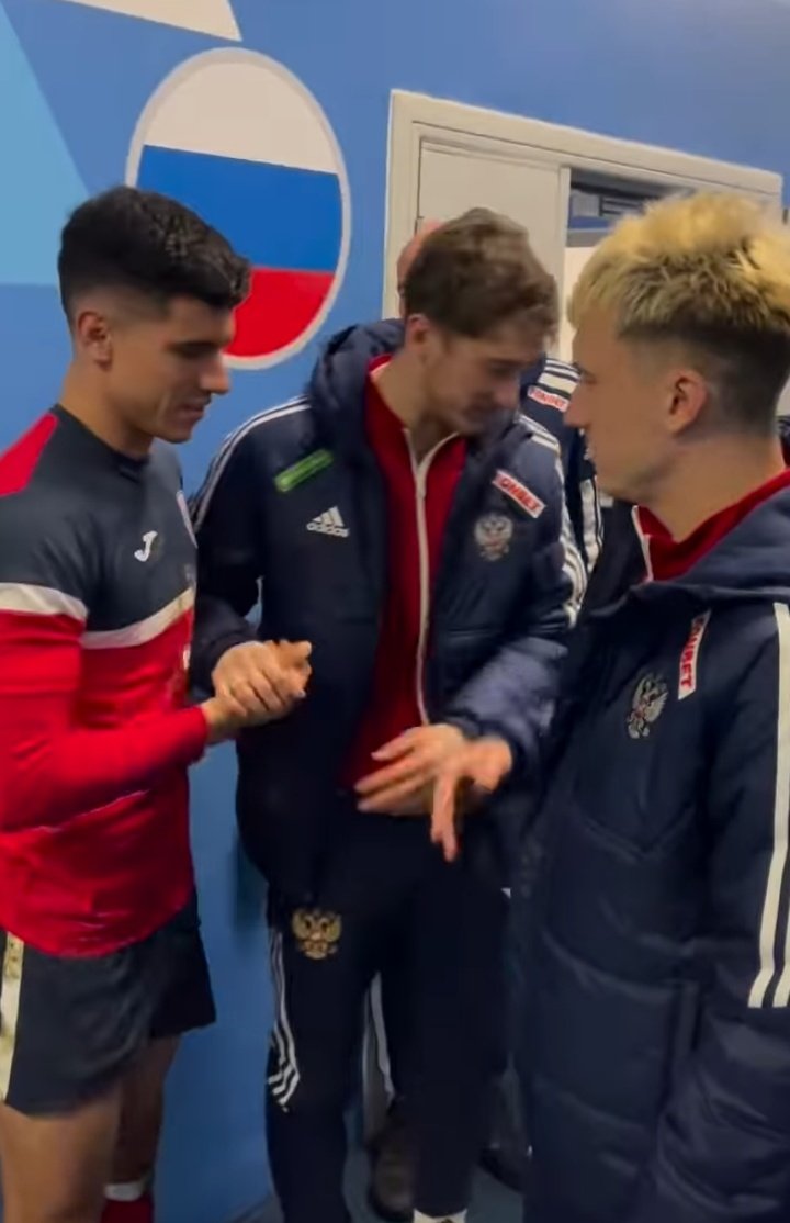 ¡LA ESCENA SE REPITE! 😮

Tras partido, Fabian Gloor saluda a Aleksandr Golovin y Anton Miranchuk. Se lleva una camiseta rusa 🇷🇺 de recuerdo. Sin embargo, no puede dar su camiseta cubana 🇨🇺 porque sencillamente no tiene más kits, a pesar de las promesas de los directivos.