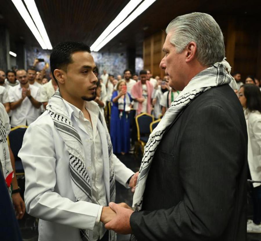 <a href="/EVilluendasC/">Enrique Villuendas</a> <a href="/DiazCanelB/">Miguel Díaz-Canel Bermúdez</a> <a href="/agnes_becerra/">Agnes Becerra</a> <a href="/AdrianaRojasQba/">Adriana</a> <a href="/AlmaguerPerdomo/">Emilio Almaguer Perdomo</a> <a href="/anisleyfuentes1/">Anisley Fuentes Crespo</a> @chamberohoy <a href="/ShadowsOfGreys/">Greys Gómez</a> <a href="/MiguelGreyAcua1/">🇨🇺Miguel Grey Acuña🇨🇺</a> <a href="/Daniela_Cuba1/">Daniela Méndez 🇨🇺</a> <a href="/yordanyhabana/">𝐘𝐨𝐫𝐝𝐚𝐧𝐲𝐇𝐚𝐛𝐚𝐧𝐚 🇨🇺🇻🇪🇳🇮🇵🇸</a> <a href="/RojoDCorazn1/">Cubano Rojo ☭🇨🇺</a> #Cuba está a favor de la causa palestina ayer, hoy y siempre ✊🇵🇸. 
El jueves estaremos acompañando al pueblo habanero desde nuestro desfile virtual; porq Palestina somos todos. 
#FreePalestine 
#DeZurdaTeam ♥️🇨🇺