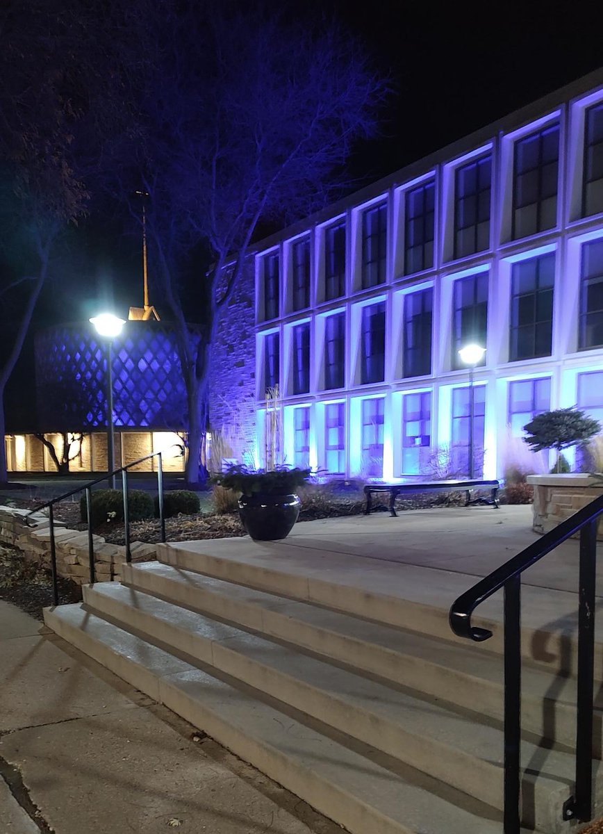 marian_wi's tweet photo. It's beginning to look a lot like #Christmas at @marian_wi! Stayer Welcome Center is open during normal business hours, for a beautiful backdrop for your #Christmascardphoto. Consider a donation to help our campus look beautiful all year. https://t.co/Q1AGUuNAAM #prettycampus https://t.co/VRHtmTAoKe