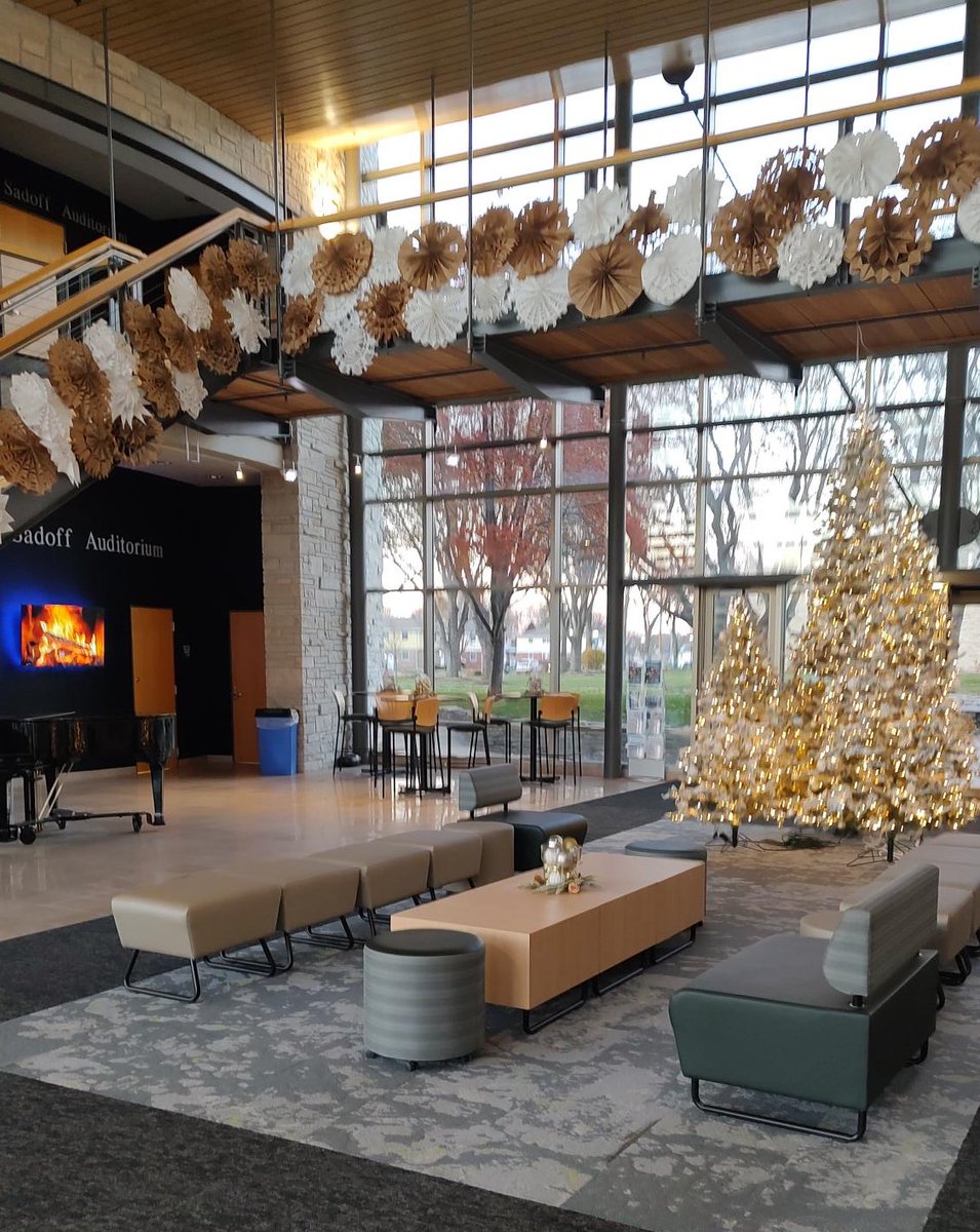 marian_wi's tweet photo. It's beginning to look a lot like #Christmas at @marian_wi! Stayer Welcome Center is open during normal business hours, for a beautiful backdrop for your #Christmascardphoto. Consider a donation to help our campus look beautiful all year. https://t.co/Q1AGUuNAAM #prettycampus https://t.co/VRHtmTAoKe