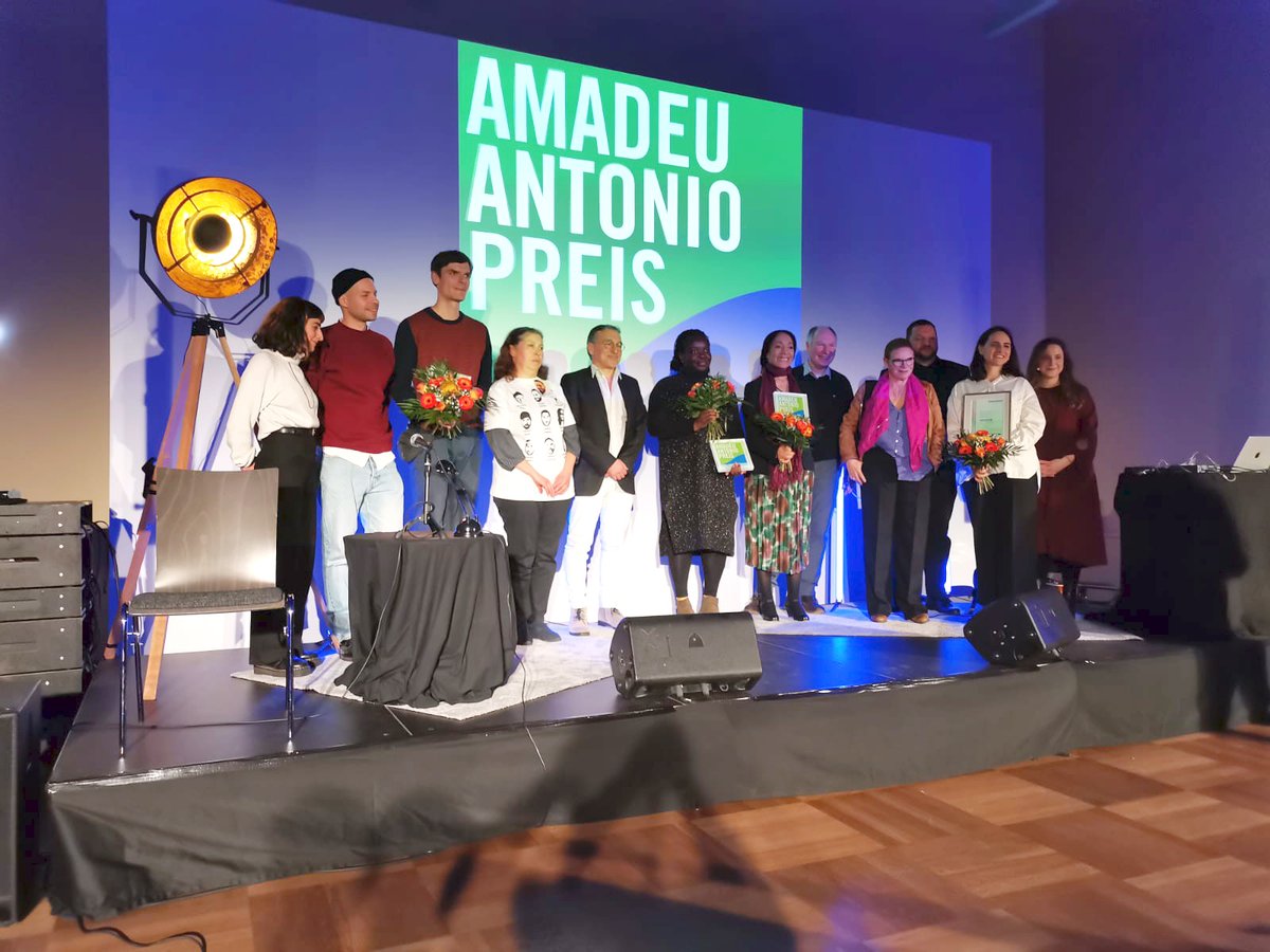 m_blades's tweet photo. On  Saturday, November 18, all nominees, winners, and participants take to  the stage for the last time, and the 2023 Amadeu Antonio Prize ceremony  ends with a roaring round of applause!
https://t.co/ao0h9I6EED...
Here's a video portrait of my project
https://t.co/4beFCxWPM8 https://t.co/fqrCiCxHGf