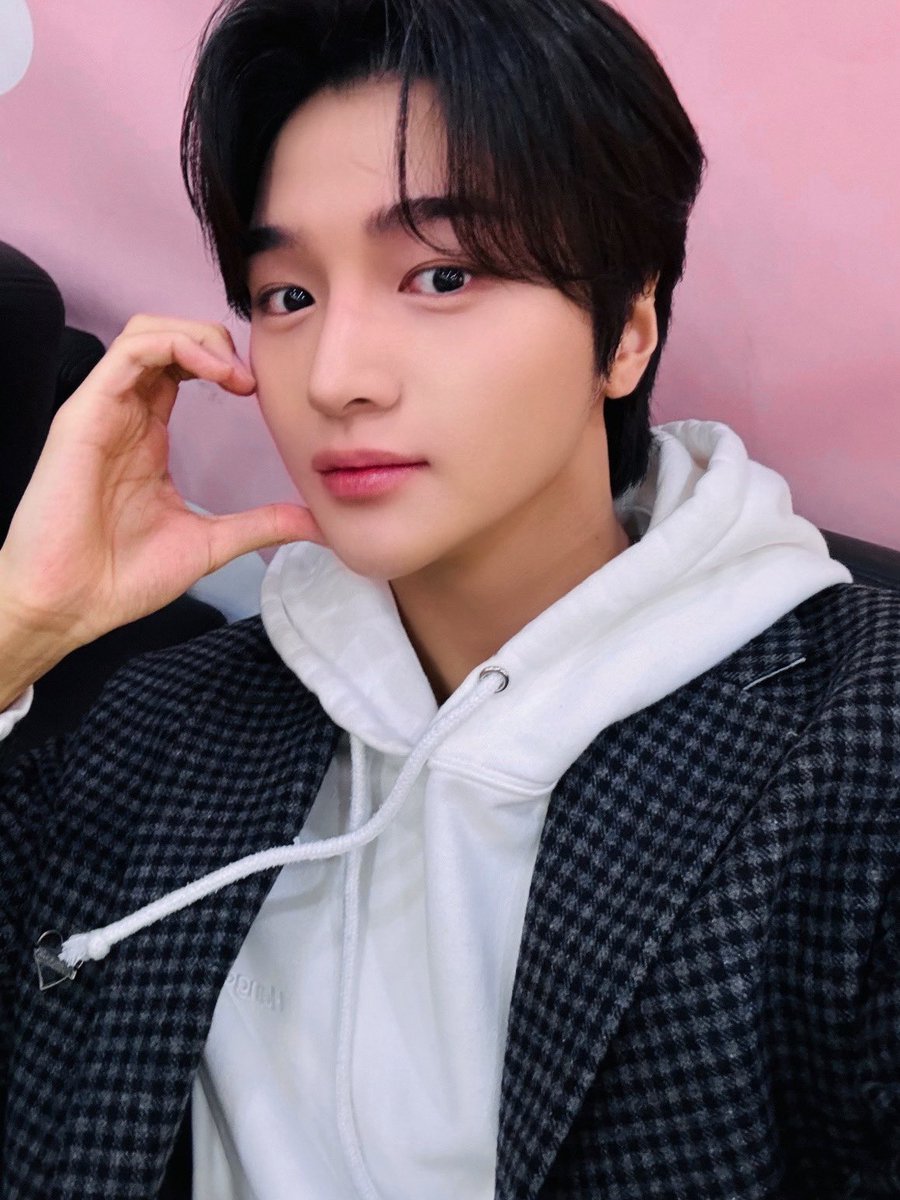 DRIPPIN's tweet photo. [📺] #DRP_ON

잠시 후 10:30 PM KBS Cool FM #키스더라디오
#차준호 가 출연합니다.

DJ차차 얼굴 달란트 미쳤음 👁️❤️👁️
하루의 마무리도 행운 가득하게 *:✧˖(🍀˘͈ ᵕ˘͈)✧˖°:

▶ https://t.co/oDBD5oHhxu

#DRIPPIN #드리핀 https://t.co/KgRiO2lD0M