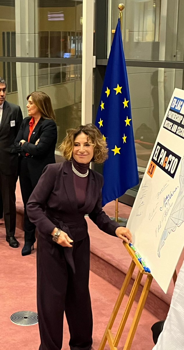 iila_org's tweet photo. 🇪🇺SG Cavallari en #Bruxelles para la ceremonia de firma del programa regional #UE @ELPAcCTO 2.0 de Asistencia contra el Crimen Transnacional Organizado en #ALC donde #IILA seguirá dando su contribución poniendo a disposición la mejor expertise italiana https://t.co/B2pmy5Peiu