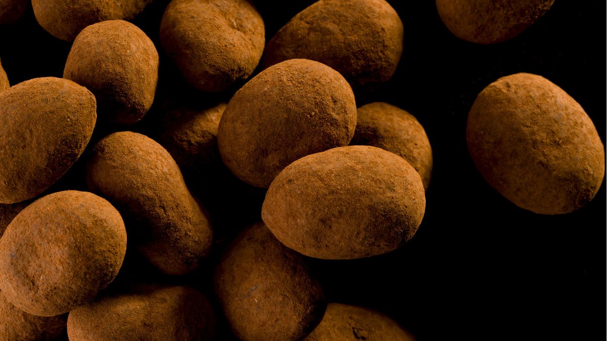 These Caramelised almond and spiced dragee by @ramonmorato combine the sweetness of caramel and cocoa with an exciting mix of 6 spices that will excite your senses. bit.ly/3k8T7di
#cacaobarry #cacaocollective #unboxcreativity #spices #christmas