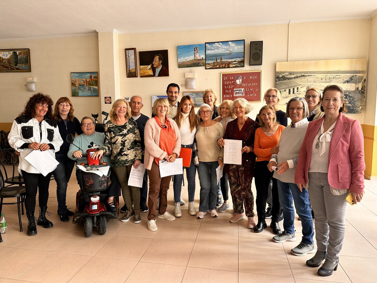 Nuestros mayores son un ejemplo de vitalidad y de cómo mantenerse en activo. Desde la Concejalía de Gente Mayor tenemos en marcha diversos talleres gratuitos que hoy he tenido la oportunidad de visitar. Puedo deciros que son unos auténticos artistas en cerámica y teatro.