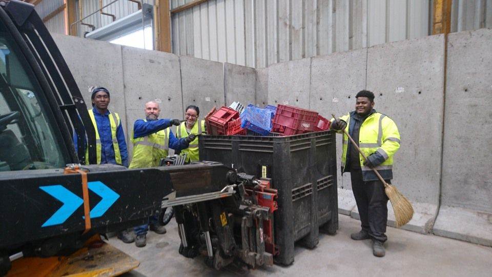 e_Tribord's tweet photo. Savoir distinguer les #résines de  #plastiques pour les #trier et permettre leur #recyclage, c'est le défi  quotidien de nos Agents de #tri de #Retriplast 💪L'équipe, formée pour séparer les PP #polypropylène, et les PE #polyéthylène. Merci #Tripap Environnement et #Valorplast https://t.co/CufXh6kRmB
