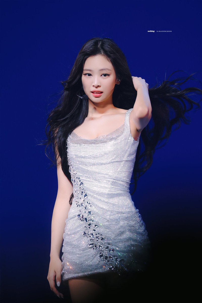 MYJENNIE_TH's tweet photo. #JENNIE เดบิวต์เป็น #BACKPINK หลังจากเป็นเด็กฝึกมา 5 ปี ตอนนี้ได้กลายเป็นไอดอลระดับโลก ที่คนทั้งโลกหลงใหล และถูกเรียกว่า “ไอคอน”
 
ทั้งการแสดงบนเวที ภาพลักษณ์ และสไตล์ของเจนนี่ที่ทำให้แฟนๆคลั่งไคล้ 
เธอคือแรงบันดาลใจของแบรนด์หรูระดับโลก รวมถึงแบบอย่างของใครหลายๆคนด้วย https://t.co/kyxLFma5gW