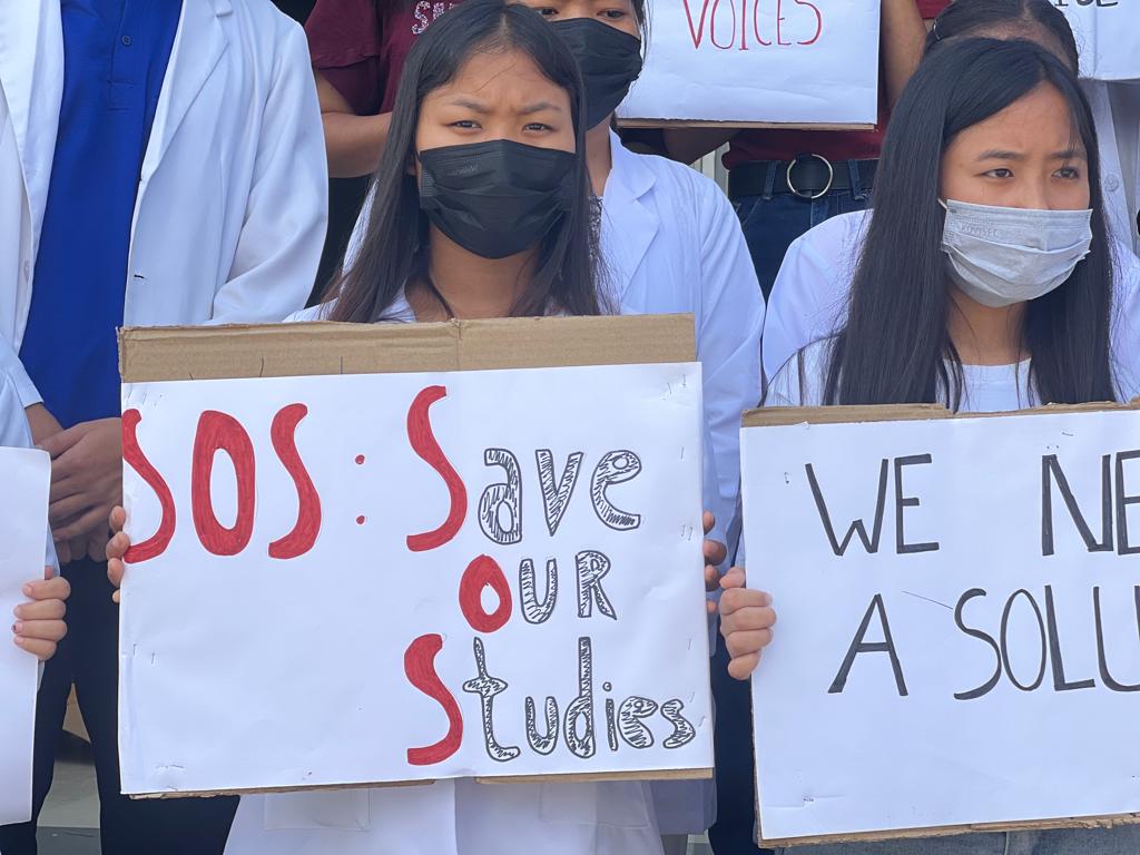 jeegujja's tweet photo. Excerpts from a press release by displaced Kuki-Zo medical students from JNIMS, RIMS and Shija, Imphal who say they were not allowed to take their exam in spite of an NOC from NMC:

"We, the Kuki-Zo Indian medical students are gathered here today to express our grievance towards https://t.co/4z6wZhr8KU