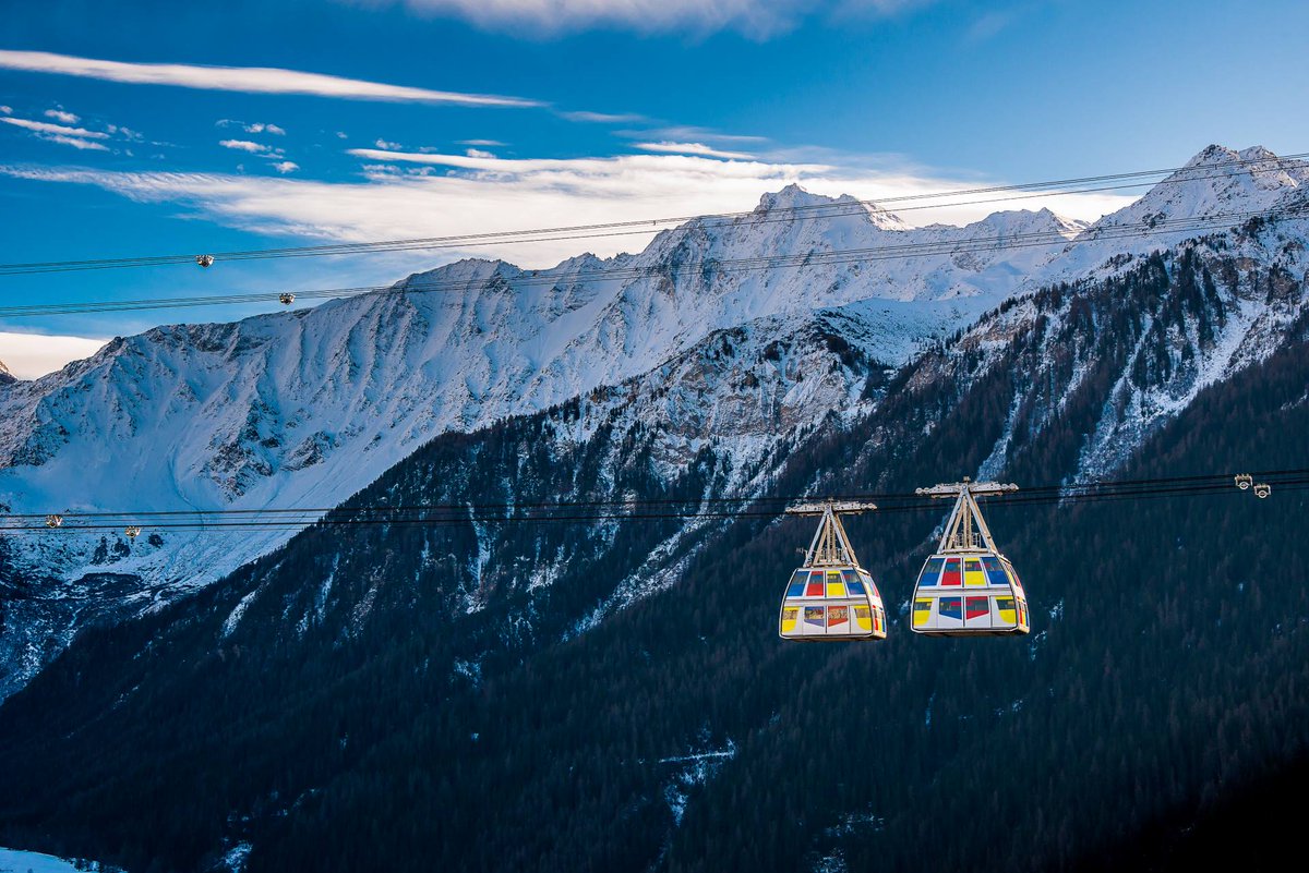 Two double decker cabins, a 2km crossing, 380m above the valley floor and a 4 minute crossing: the Vanoise Express is 20 years old this coming season👏

ski-i.com/blog/paradiski…

#vanoiseexpress #paradiski #lesarcs #laplagne #skiindependence #tailormadeski <a href="/ParadiskiResort/">Paradiski</a>
