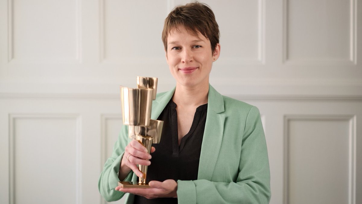 Welche Kompetenzen werden angehenden Journalist*innen in ihrer akademischen Ausbildung vermittelt? Das fragt sich <a href="/katzenberger_v/">Vera Katzenberger</a> in ihrer Promotion, für die sie jetzt den #KulturpreisBayern erhalten hat. Herzlichen Glückwunsch! blog.uni-bamberg.de/menschen/2023/…  📷 kontender.de