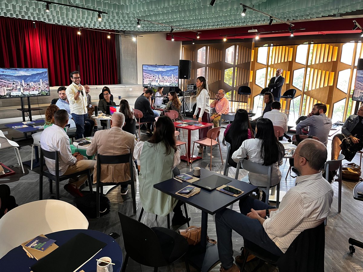 EAFIT's tweet photo. 📌#EAFITIncide A propósito de las elecciones locales y regionales 🗳️, desde #EAFIT hemos construido y desarrollado una agenda que nos permita incidir en la construcción colectiva de los territorios a través del diseño de herramientas que posibiliten darles solución a las problemáticas de los habitantes de la región. 

#HoyEnEAFIT recibimos a gobernadores y alcaldes electos de la región, para compartir con ellos algunos instrumentos que hemos diseñado desde nuestros centros de estudio e incidencia alrededor de temas como la seguridad, la confianza, la cultura, el diálogo social, la sostenibilidad del planeta, el emprendimiento, los futuros de la educación; así como algunos hallazgos de Antioquia Emergente.