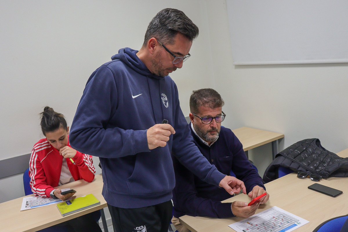 ¡𝑻𝑶𝑪𝑨𝑩𝑨 𝑷𝑶𝑵𝑬𝑹𝑵𝑶𝑺 𝑪𝑨𝑹𝑨𝑺!

↪️ Los alumnos del turno de mañana del Curso de 𝙴𝚗𝚝𝚛𝚎𝚗𝚊𝚍𝚘𝚛 UEFA 'B' de Sevilla 𝙔𝘼 𝙎𝙀 𝘾𝙊𝙉𝙊𝘾𝙀𝙉.

💪 El director de <a href="/cedifa/">RFAF-CEDIFA</a>, Francisco López, y <a href="/Marcofdez/">Marco Fernandez</a> entre otros dieron la bienvenida a esta aventura.