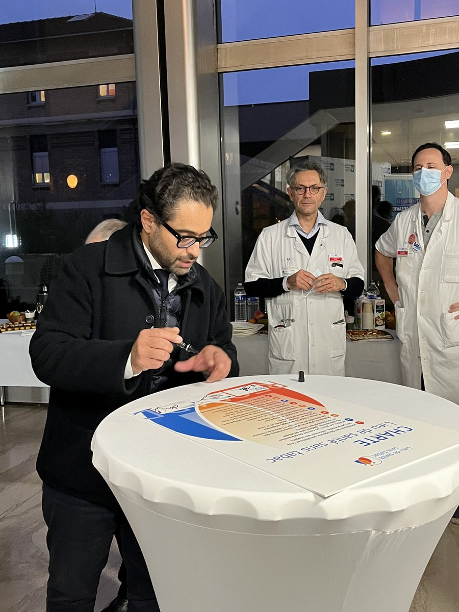 #LieudeSantéSansTabac | 🖊 Hier, lundi 20 novembre 2023, l’@hopitalbichat, @APHP a signé la charte « Lieu de Santé Sans Tabac ». Une action officialisant l’engagement de l’établissement dans la lutte contre le tabagisme !🚭 👋 @respadd