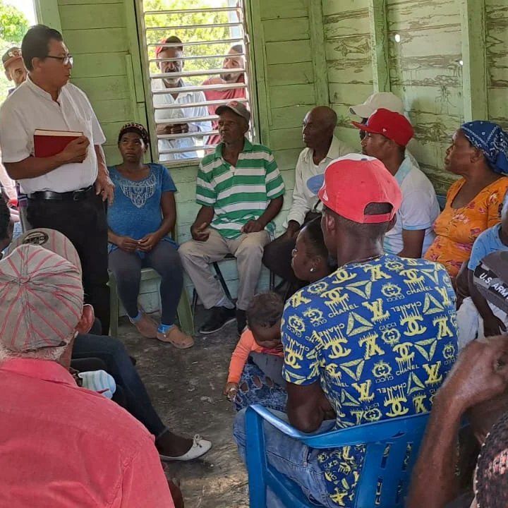 caritasdom's tweet photo. Ing. @FaustoEstevez07 juramentó los miembros de la Red de Emergencias de #LosBotados,  #HondoValle, en la prov. #EliasPiña. 

Esto es parte del "Proyecto Fortalecimiento de las Capacidades de las #CaritasFronterizas de la #RedCaritas en #AcciónHumanitaria.

@ManosUnidasONGD https://t.co/sirCGkKIg9