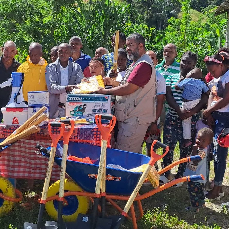 caritasdom's tweet photo. Ing. @FaustoEstevez07 juramentó los miembros de la Red de Emergencias de #LosBotados,  #HondoValle, en la prov. #EliasPiña. 

Esto es parte del "Proyecto Fortalecimiento de las Capacidades de las #CaritasFronterizas de la #RedCaritas en #AcciónHumanitaria.

@ManosUnidasONGD https://t.co/sirCGkKIg9