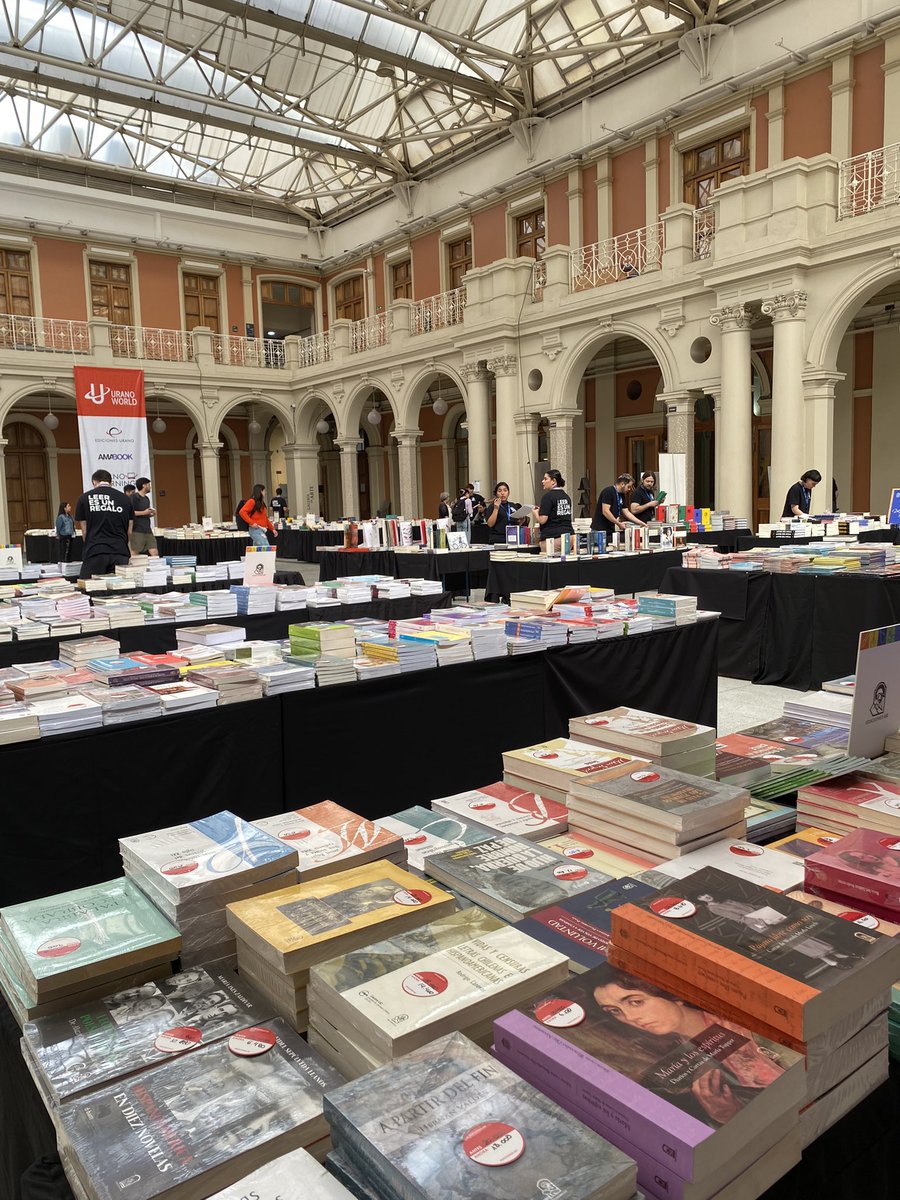 En el Centro de Extensión de la <a href="/ucatolica/">Universidad Católica</a> (metro ídem) hay una super venta de libros (muchas editoriales presentes). Hay infinidad de textos… todo con descuentos desde un 15% a un 80%!!! 
Para todos los gustos y edades.
Vale la pena.
La actividad se llama “Leer es un regalo” 🧡