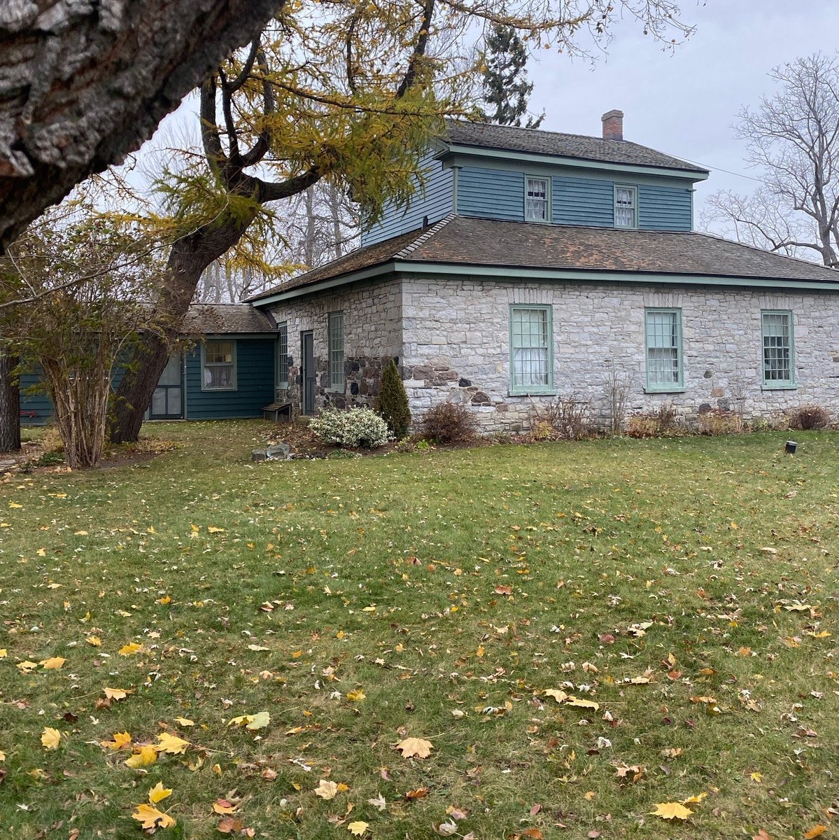 A HUGE thank you to volunteers from Redemption House for the fall clean up at Henry House yesterday! The lawns and gardens look great!