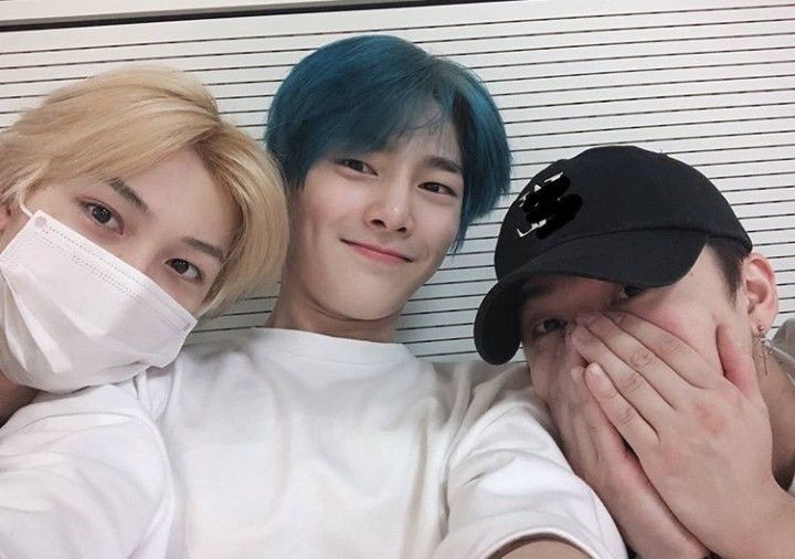 userlinoring's tweet photo. a continuous saga of changbin calling ayen yongbok https://t.co/zoWhBetLZL