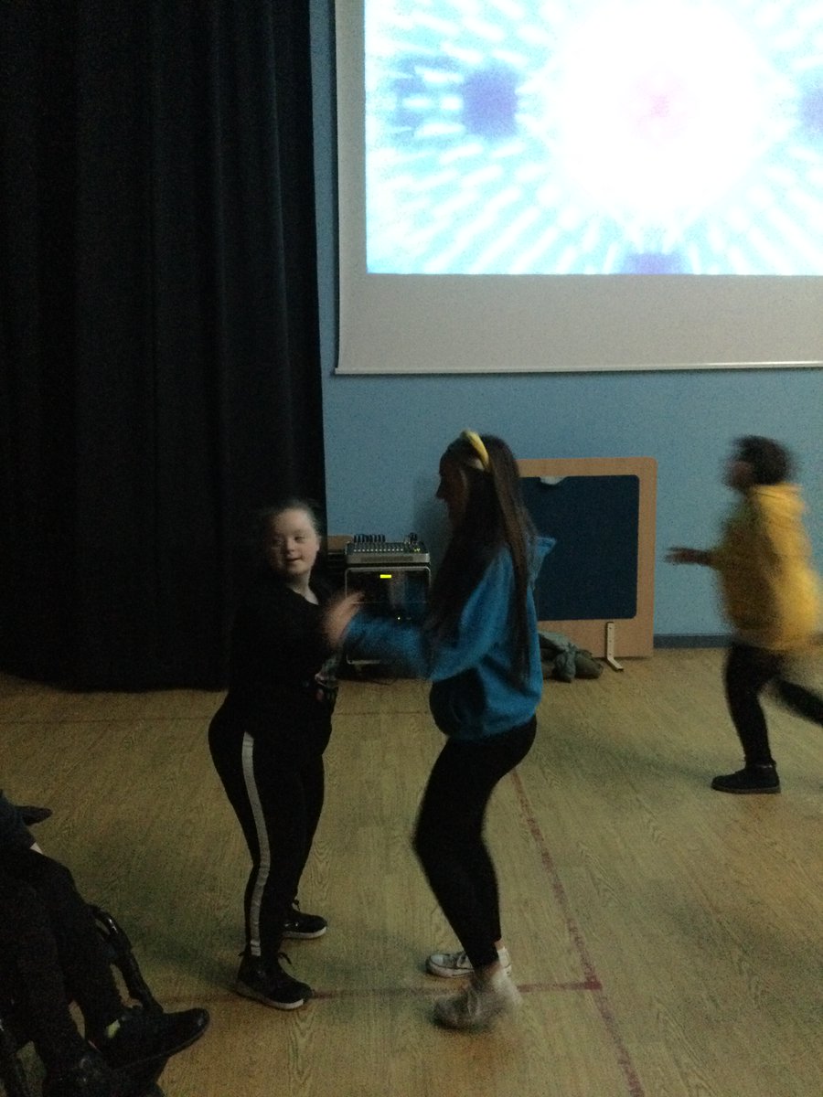 CGogarth's tweet photo. Hoffai’r cyngor ysgol cymeryd y cyfle hwn i ddiolch i bawb, yn rhieni, staff a myfyrwyr am helpu i godi arian tuag at Plant mewn Angen
Hyfryd oedd gweld pawb yn cymryd rhan yn y Ddawnsathon.

Y swm terfynol a chodwyd oedd £200. https://t.co/0RCK14pkGn