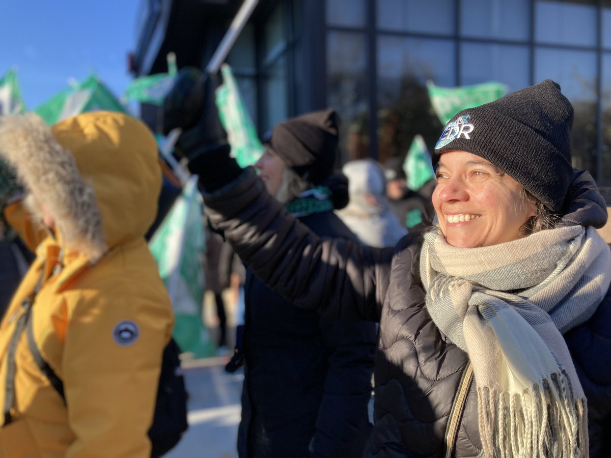 ColinCtPaulette's tweet photo. Manifestation symbolique d’employés du système de l’Éducation devant le lieu à Québec où se déroulent les négociations du secteur public depuis un an. #manifencours #rcqc #greve #frontcommun https://t.co/j7nsR5TyYJ