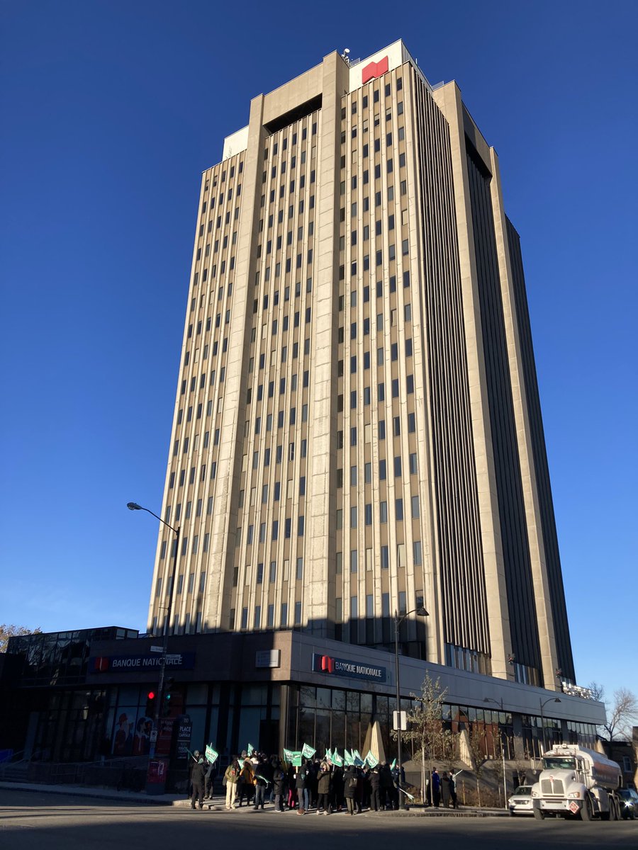 ColinCtPaulette's tweet photo. Manifestation symbolique d’employés du système de l’Éducation devant le lieu à Québec où se déroulent les négociations du secteur public depuis un an. #manifencours #rcqc #greve #frontcommun https://t.co/j7nsR5TyYJ