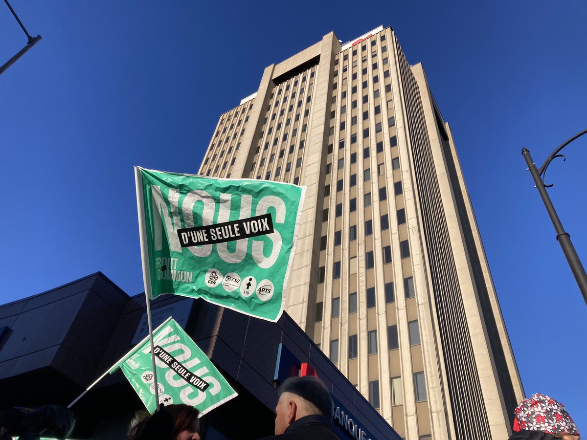 ColinCtPaulette's tweet photo. Manifestation symbolique d’employés du système de l’Éducation devant le lieu à Québec où se déroulent les négociations du secteur public depuis un an. #manifencours #rcqc #greve #frontcommun https://t.co/j7nsR5TyYJ