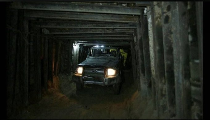 <a href="/TurkiShalhoub/">تركي الشلهوب</a> بينما كنتَ تلهو
كانوا يحفرون الصّخر لأجل طُرق الإمداد
لم يسألوكَ شيئاً يومها
ولا يسألونك الآن
كل المطلوب منكَ أن تخرس ولا تكن يهودياً أكثر من اليهود!